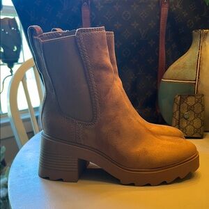 Women's Tan Suede Chelsea Heeled Boots NWO Box